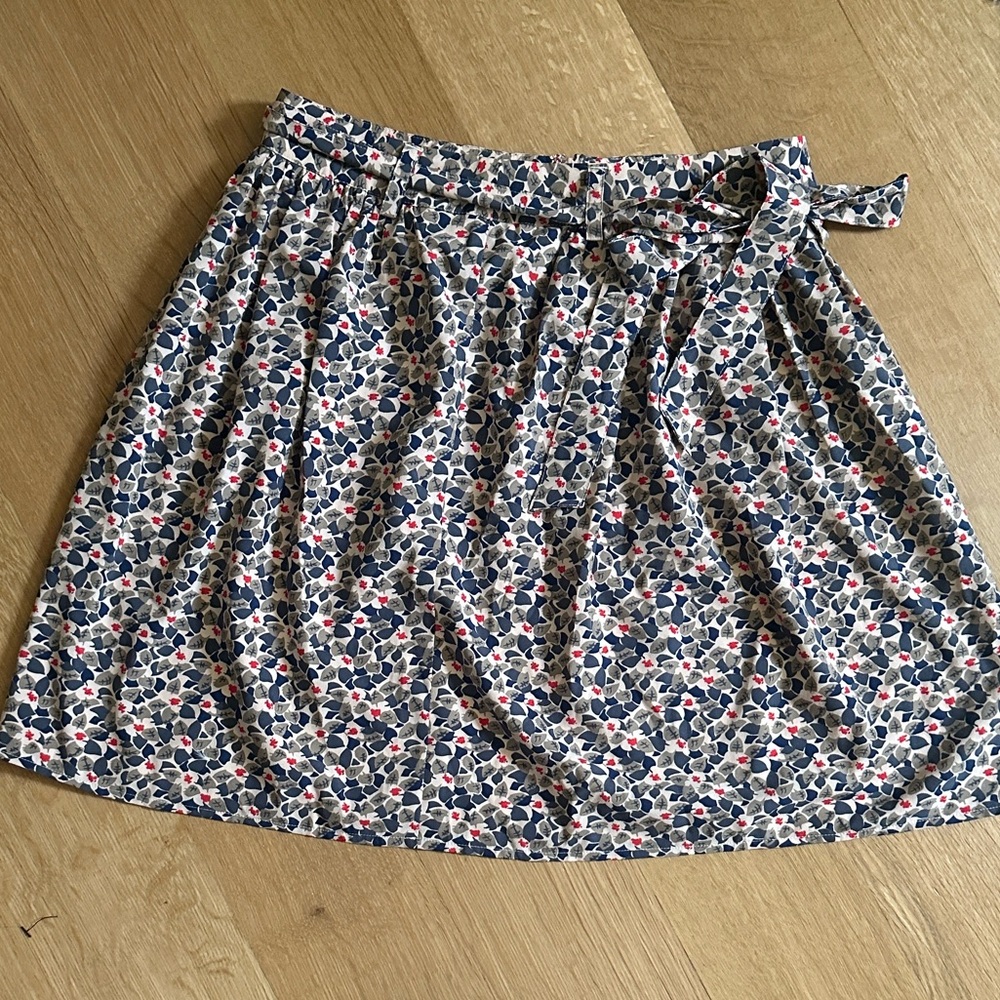 Cute floral pleated swing skirt in silky fabric